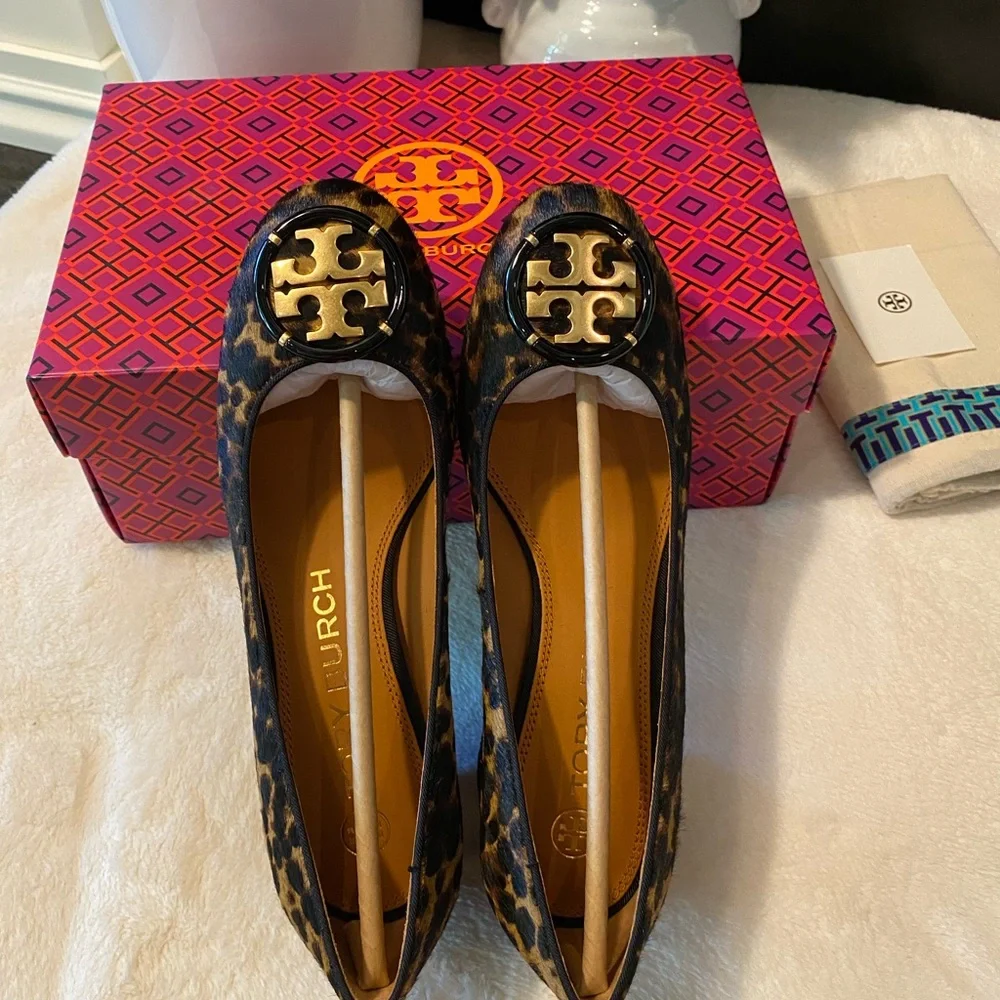 TORY BURCH MULTI-LOGO LEOPARD PUMP